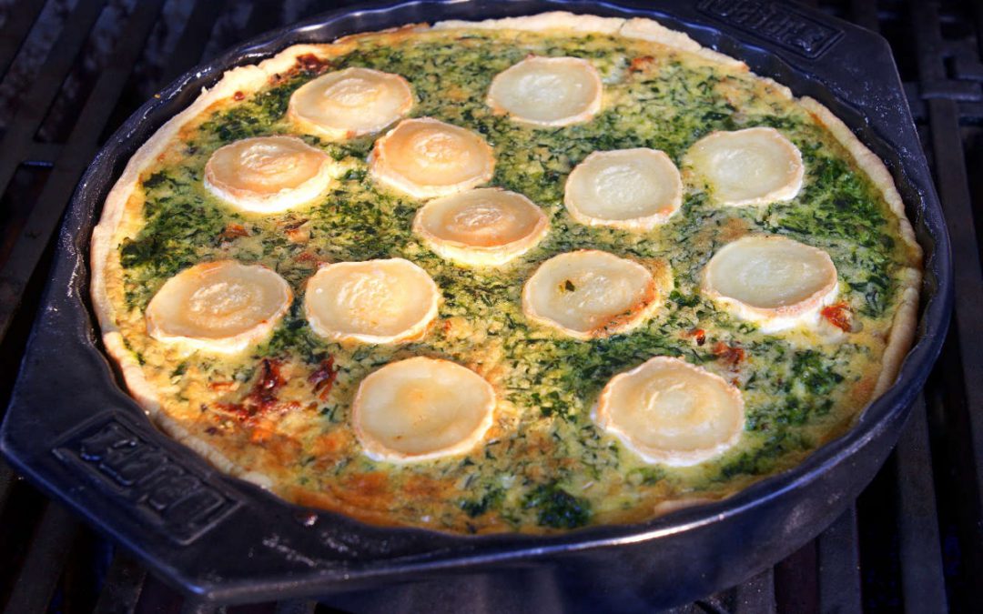 Bunte Quiche mit Ziegenkäse, Spinat und getrockneten Tomaten