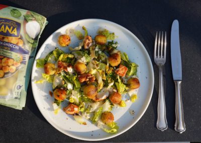 Gegrillter Salat mit Pfannen-Gnocchi