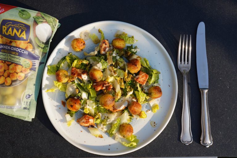 Gegrillter Salat mit Pfannen-Gnocchi