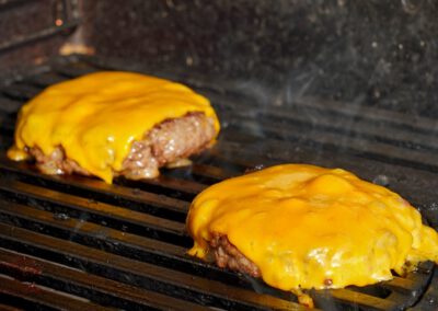 Burger Patties Grillen – 7 Tipps für den perfekten Cheeseburger