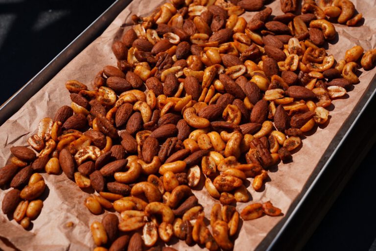 Tapas vom Grill: Geräucherte Nüsse mit Salami