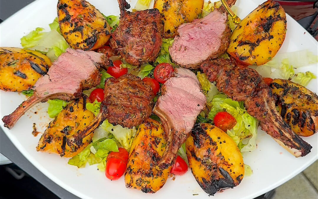 Gegrillte Salatherzen mit schottischen Lammkoteletts und Nektarinen