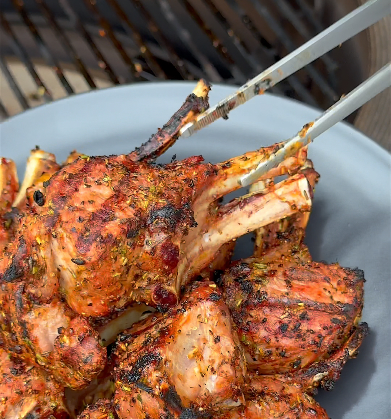 Die Lammkoteletts kommen direkt vom Grill