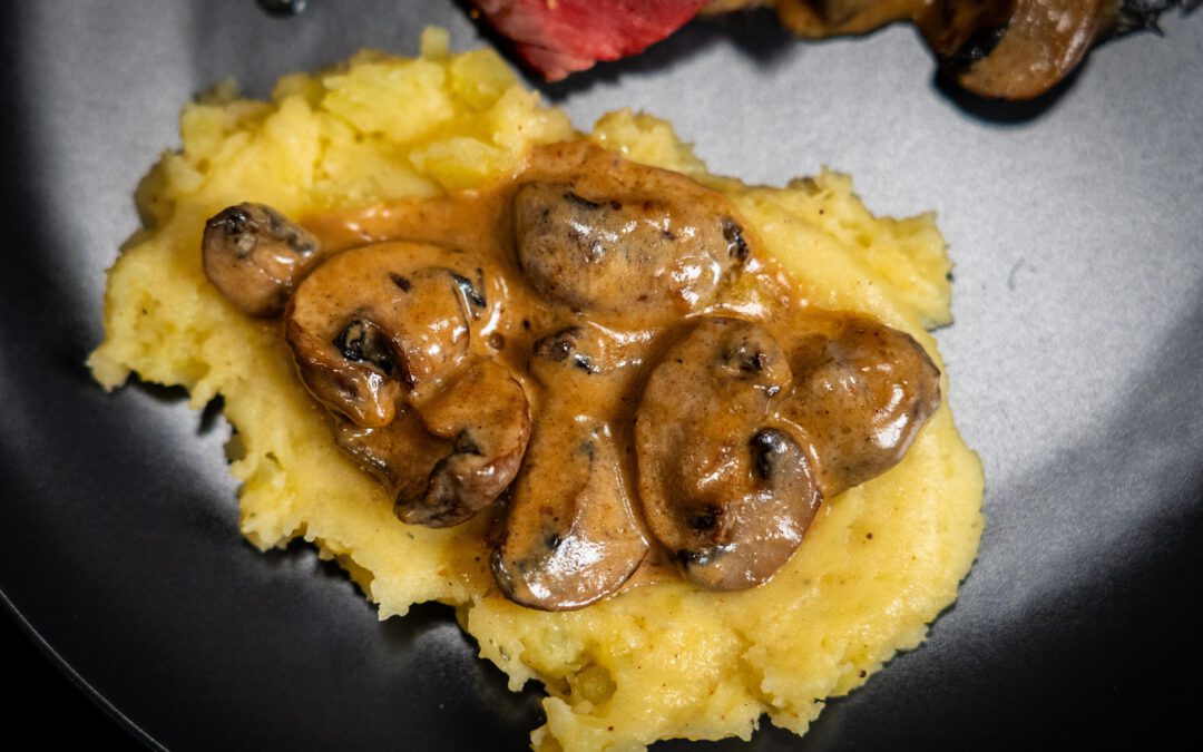 Rahmchampignons auf Kartoffelstampf