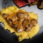 Rahmchampignons auf Kartoffelstampf