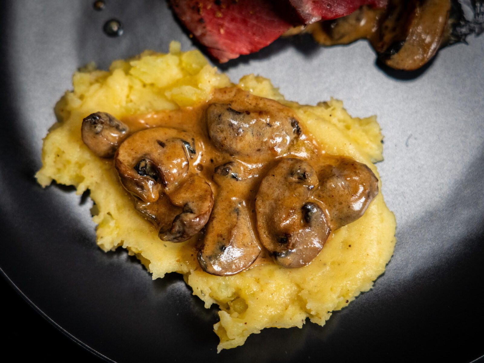 Rahmchampignons auf Kartoffelstampf