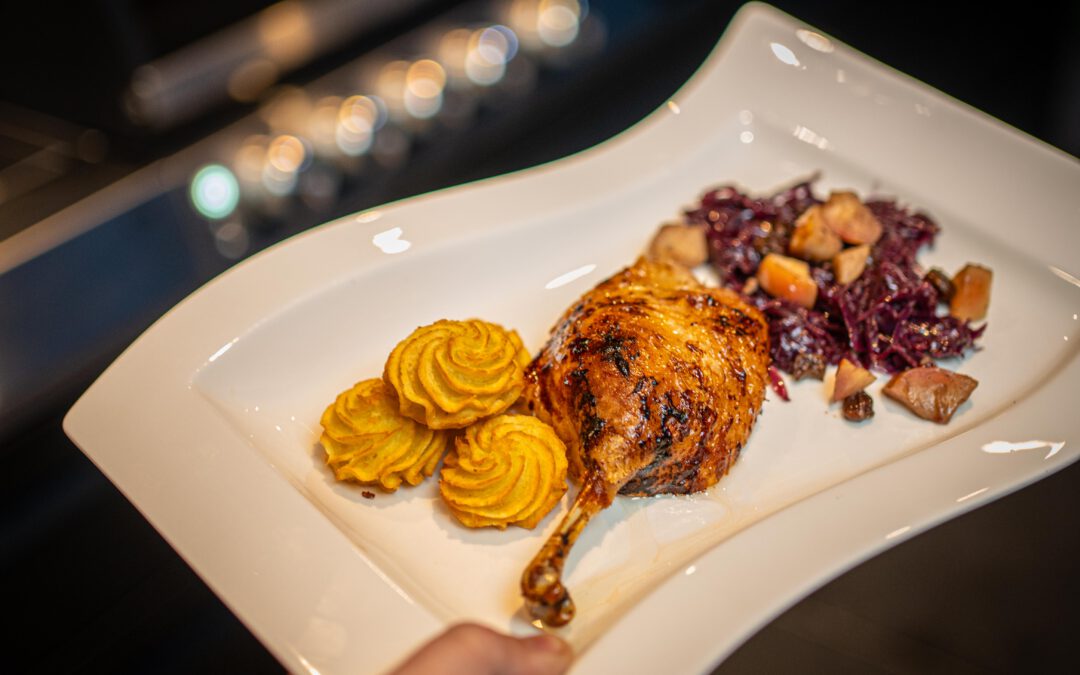 Markeruper Entenkeule mit Herzogin-Kartoffeln und Rotkohl