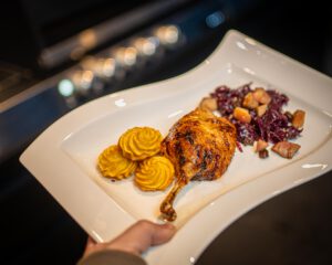 Markeruper Entenkeule mit Herzogin-Kartoffeln und Rotkohl