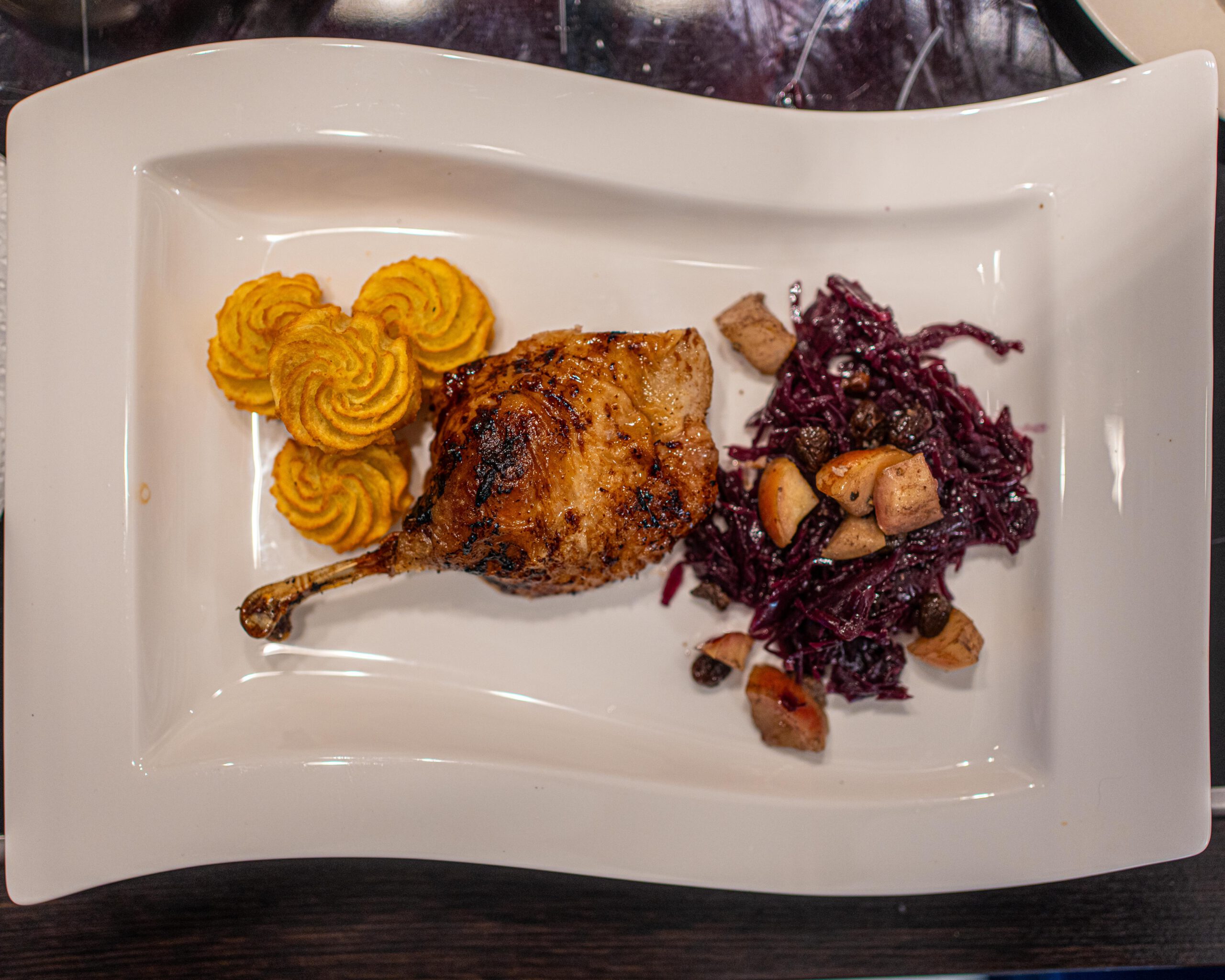 Markeruper Entenkeule mit Herzogin-Kartoffeln und Rotkohl